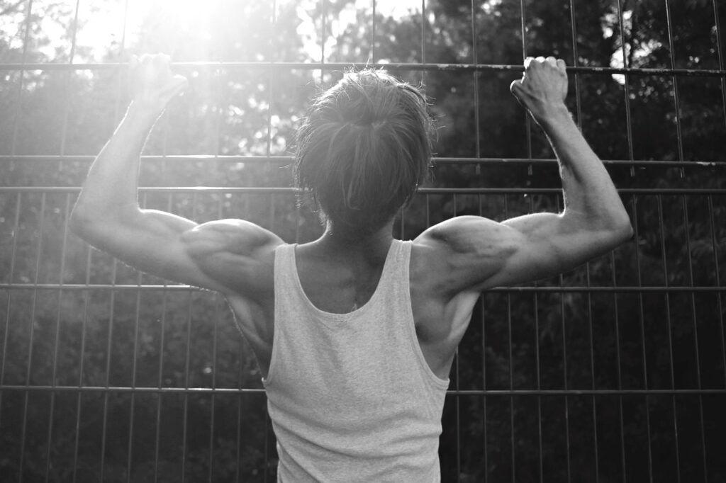 how to get sculpted shoulders